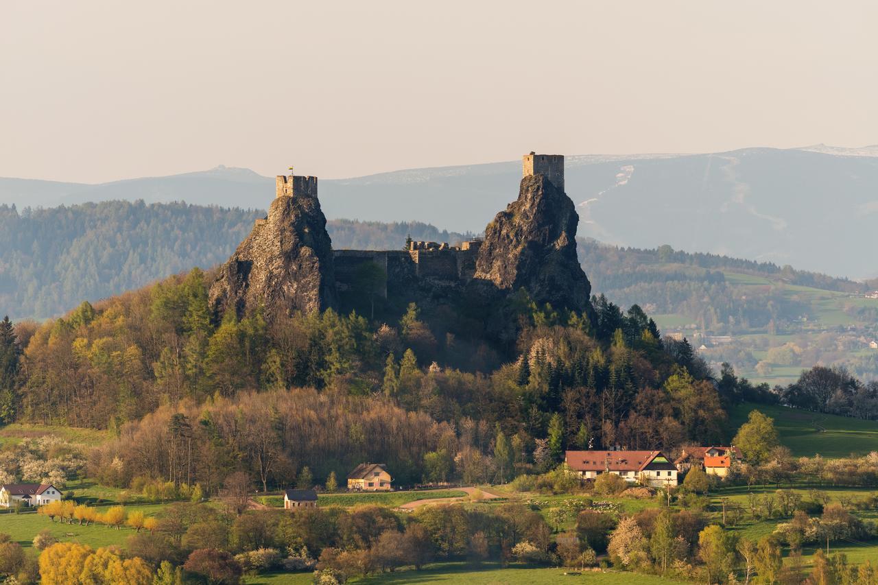 Hotel Trosky Troskovice Bagian luar foto