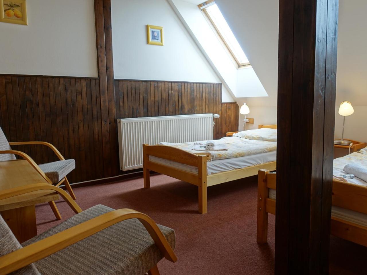 Hotel Trosky Troskovice Bagian luar foto